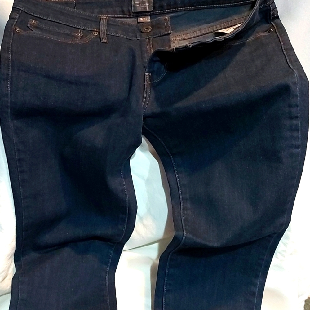 New WOT Levi's slight curve Jeans size 8